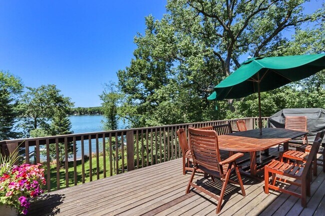 Foto del edificio - Whitewater Lakefront Furnished Lodge Avail...