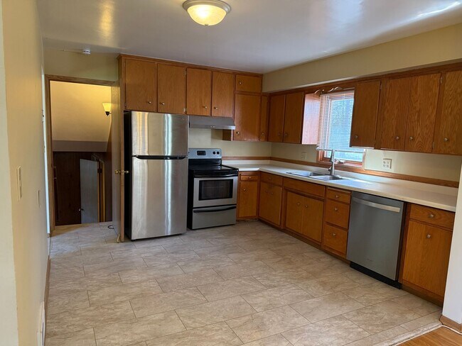 Foto del edificio - Comfortable, Updated Home in the Heart of Roseville. Avail NOW. *In-Unit Laundry*