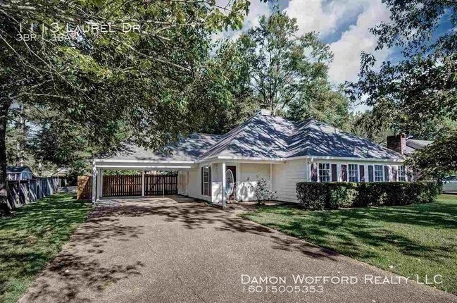 Foto del edificio - 1113 Laurel Dr