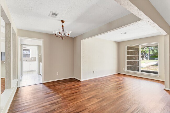 Foto del edificio - 2022 Fir Springs Dr