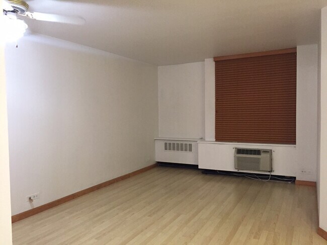 Living Rm - 1455 N Sandburg Ter