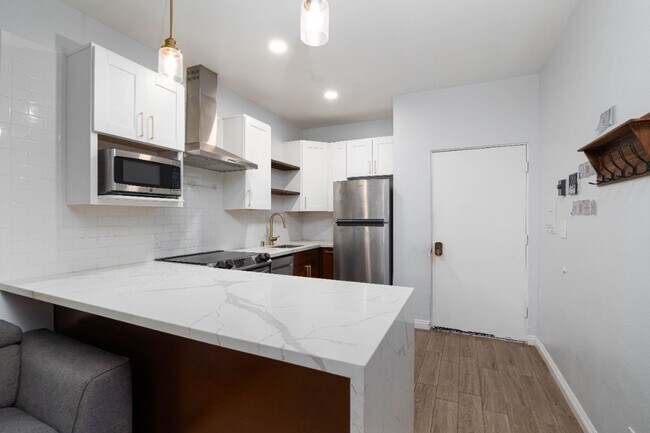 Foto del edificio - 1BD 1BA Condo with Parking Garage - Locate...