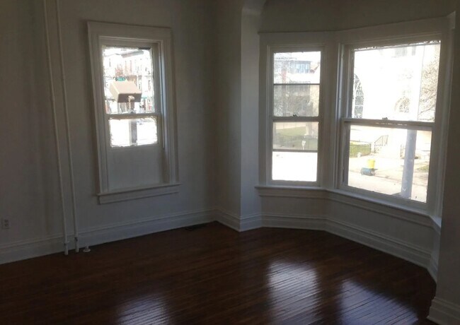 Foto del edificio - 588 W Market St