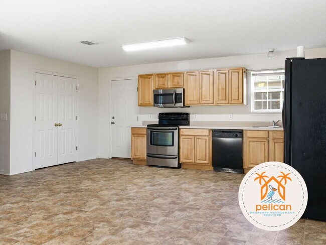 Foto del edificio - Charming 3-Bedroom Home with Spacious Open Layout – Minutes from Downtown Pensacola!