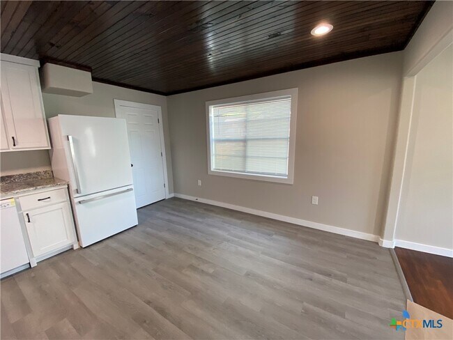 Foto del edificio - 702 E Stayton Ave