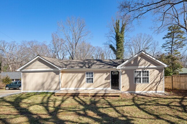 Building Photo - Updated West Asheville Home