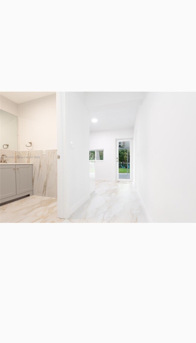 Foto del edificio - 495 NE 141st St
