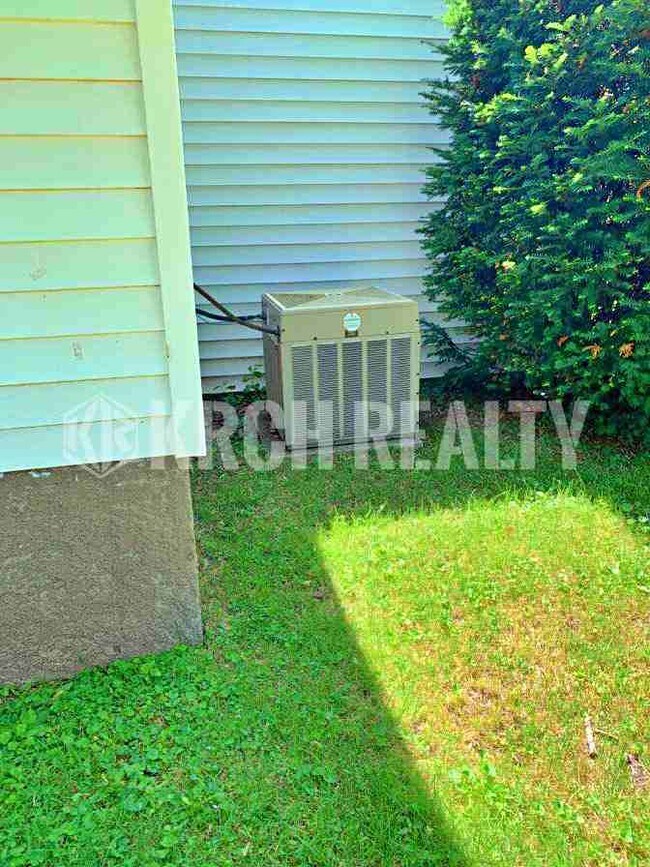 Building Photo - Adorable 2 bedroom, 1 bathroom w/ garage!