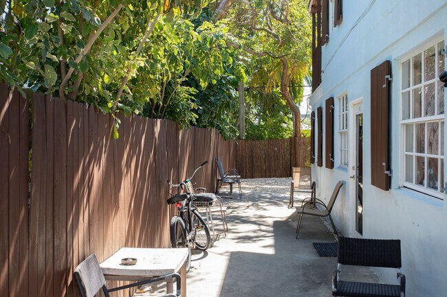 Foto del edificio - Private 1 bedroom with Bathroom and a Shared kitchen with other 3 bedrooms