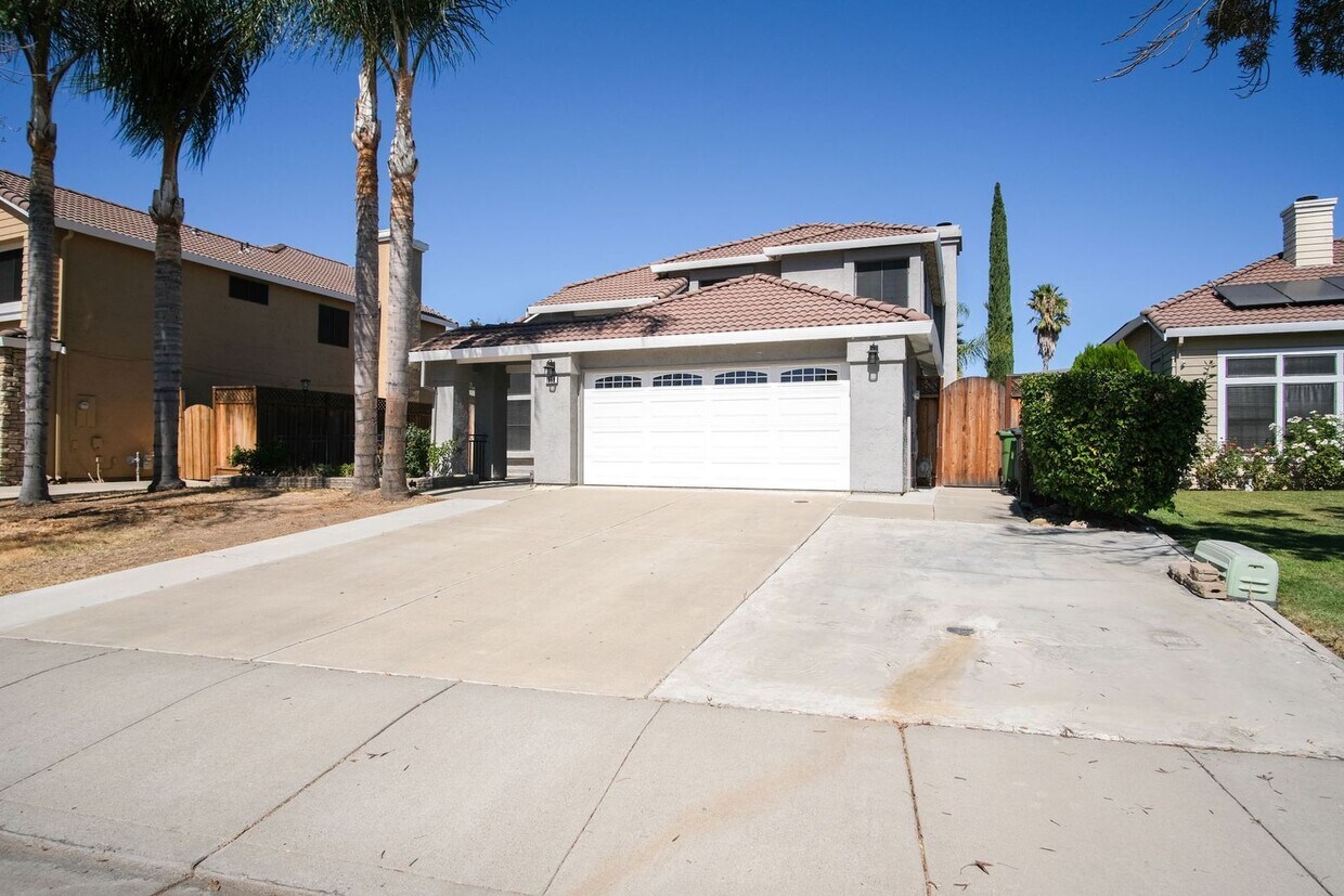 Primary Photo - Beautiful 4 Bedroom / 3 Bath!