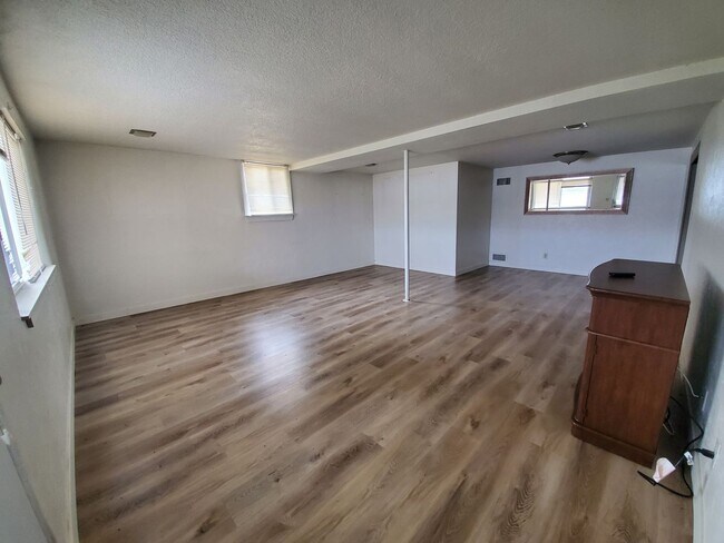 Foto del edificio - 2 Bedroom 1 Bath Lakefront w/all utilities and lawn care included