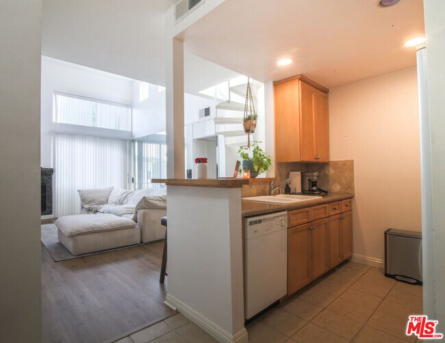 Foto del edificio - 1420 N Stanley Ave