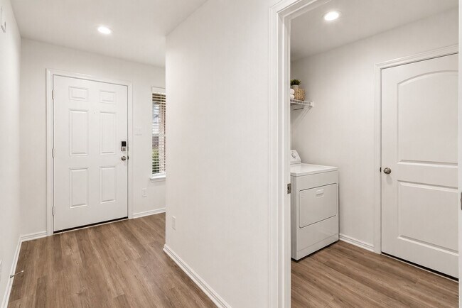 Foto del edificio - 5306 Evergreen Heights Ln