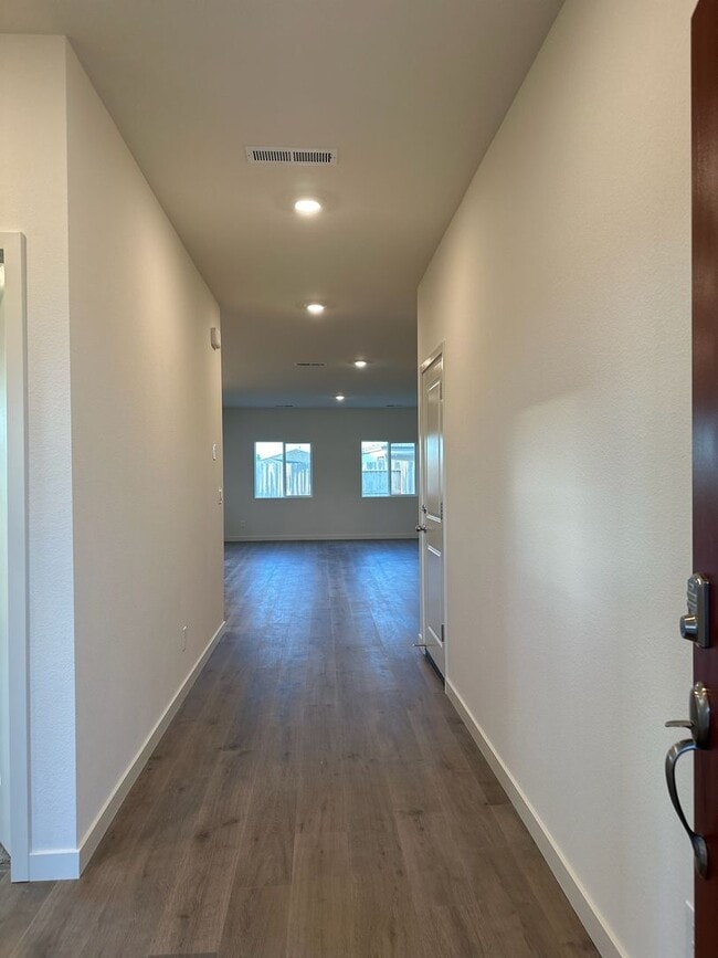 Building Photo - Move in special, half off first month's re...