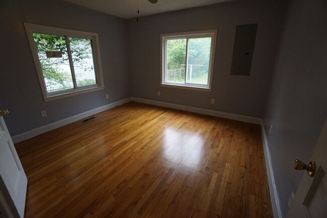 Building Photo - 2 Bed 1 Bath House Total Electric