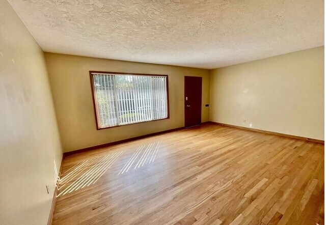 Foto del edificio - Charming and attractive 2 bed/1 bath in Irvington Neighborhood!