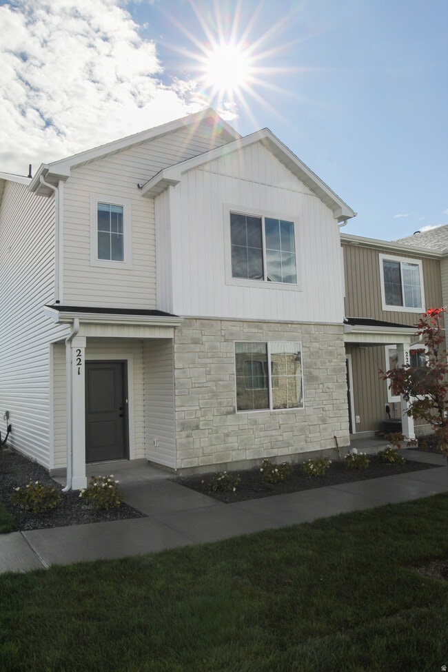 Building Photo - 271 W 690 N