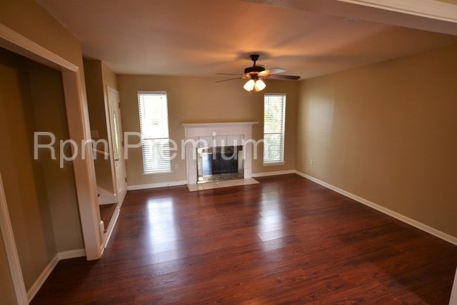 Building Photo - 5146 Sleepy Hollow Dr