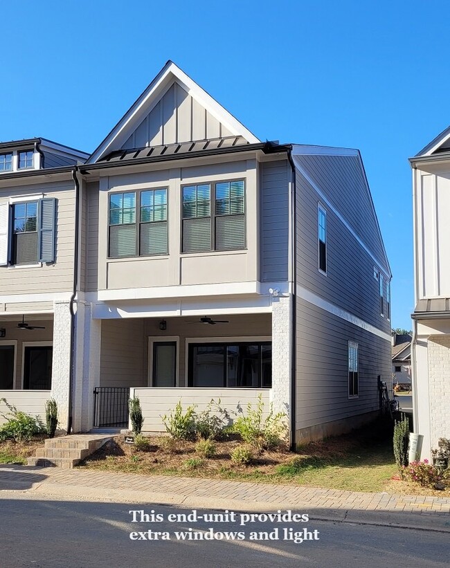 Foto del edificio - End-unit townhome with plenty of extra win...