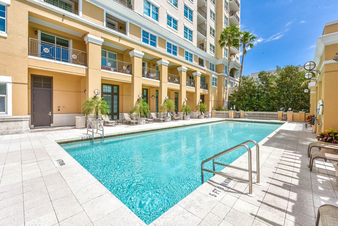La mejor piscina para nadar de los condominios del centro - 750 N Tamiami Trl