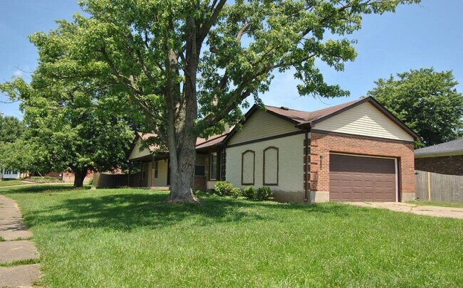Foto del edificio - Available 8/1/26 - East Louisville 3 bed, 1.5 bath ranch on corner lot