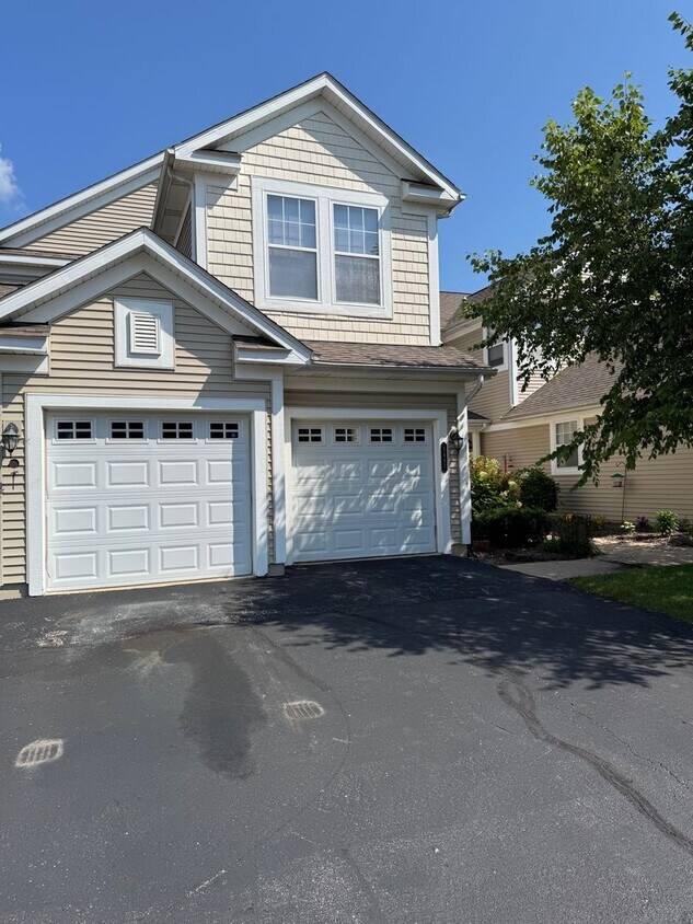 Foto principal - Two Bed, Two Bath, Two Car Garage Condo in...