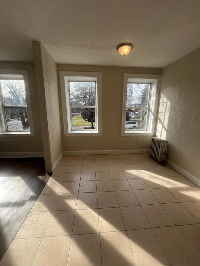 691 Elizabeth Ave 21 - 10 Goldsmith Ave