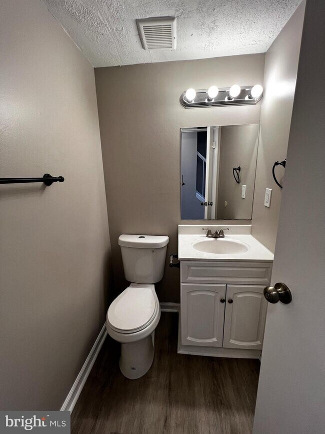 Foto del edificio - 6932 Woodstream Ln