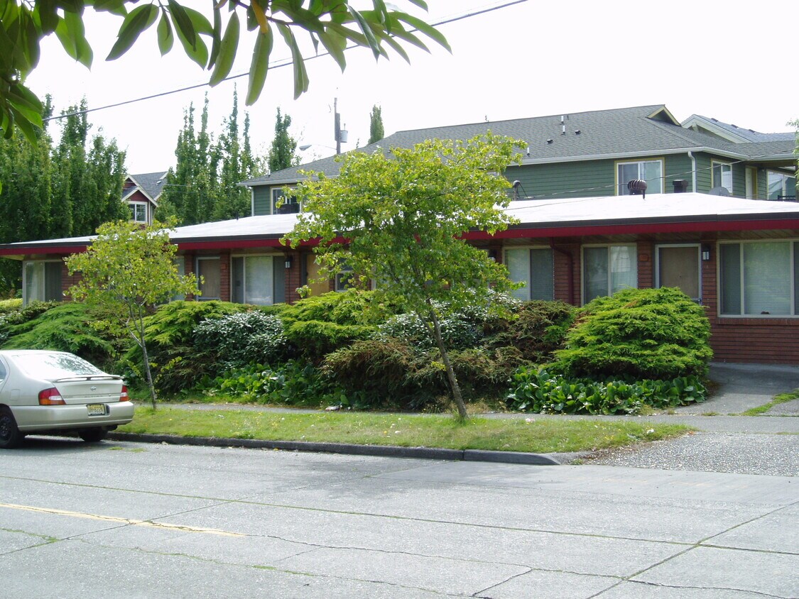 Primary Photo - 1415 S College St