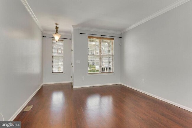 Foto del edificio - 345 Huntington Dr