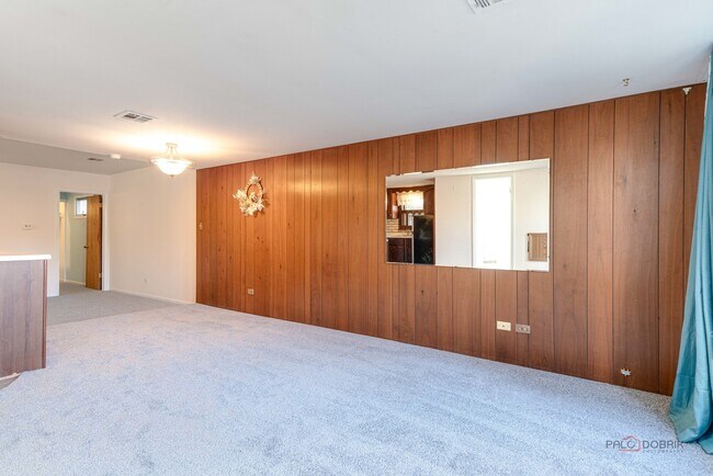 Foto del edificio - 443 N Main St