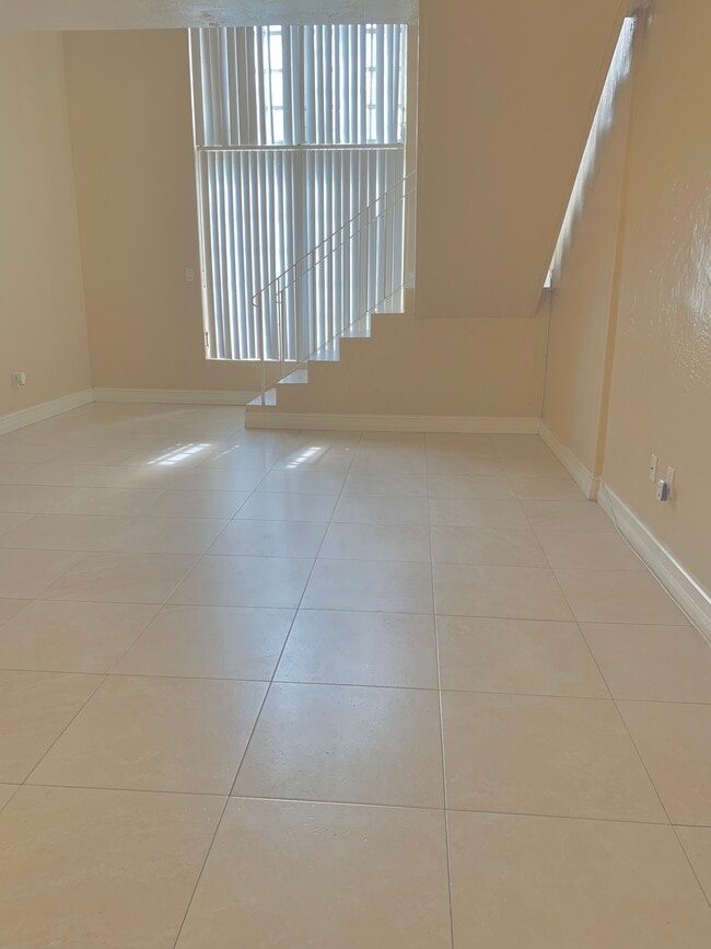 Área de sala comedor - 10901 N Kendall Dr