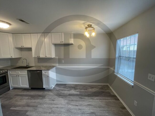 Building Photo - 2 Beds & 1 Bath House | Pet-Friendly | No ...