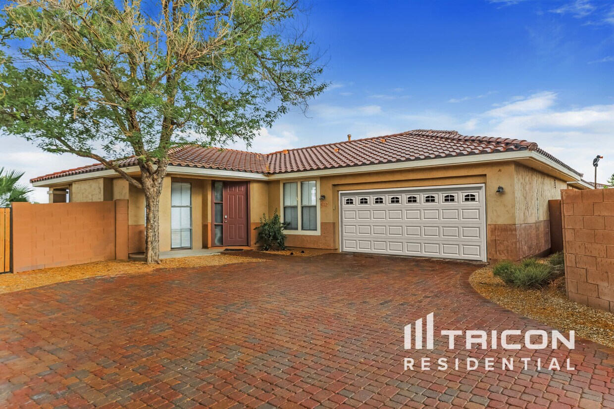 Foto principal - 13574 W Cypress St