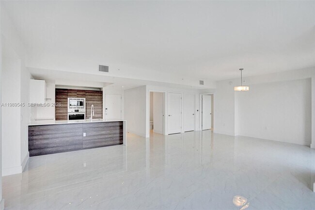 Foto del edificio - 301 Altara Ave