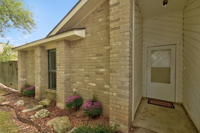 Building Photo - 806 Sylvia Ln