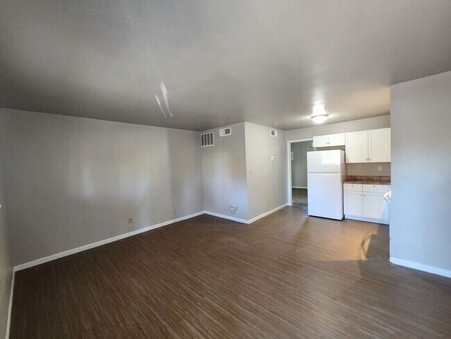 Foto del edificio - Newly Remodeled 1 Bed, 1 Bath Upper Apartm...