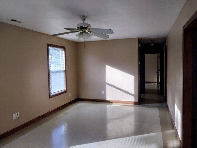 Building Photo - 3 bed,1.5 bath close Coast Guard Base in E...