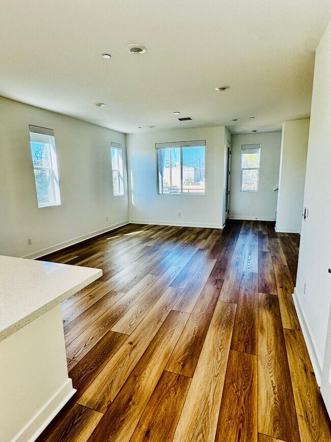 Foto del edificio - Gorgeous Three Bedroom Townhome For Rent in Gardena!
