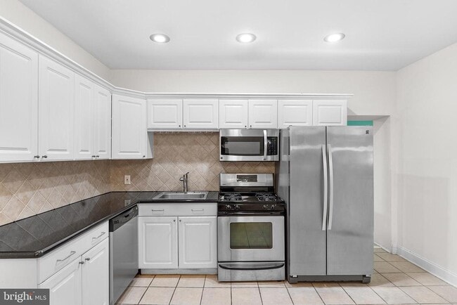 Building Photo - 2734 Edgemont St