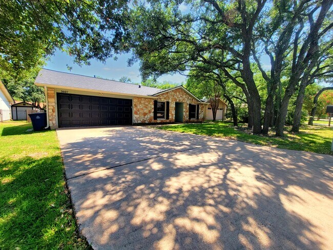 Foto del edificio - 3 Bed, 2 Bath Single-Level Gem with Firepl...