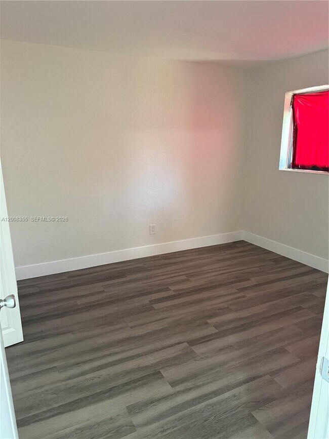 Foto del edificio - 100 SW 6th St