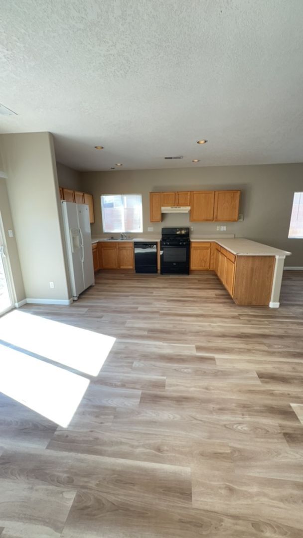 Foto del edificio - Beautiful 4 Bedroom 2.5 Bath home in the Vista Del Norte Subdivision