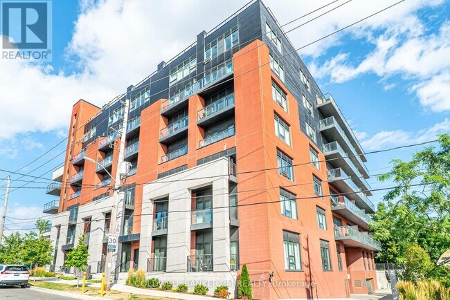 Building Photo - 2433-2433 Dufferin St