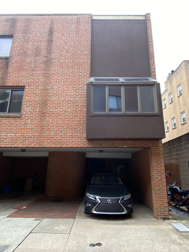 Foto del edificio - Incredible 2-Bedroom Apartment in Queen Village with Parking! Available February 2026!