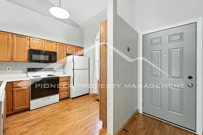 Foto del edificio - Spacious Townhouse with Central AC and 2-C...