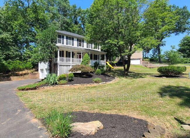 Building Photo - 105 Oakwood Dr