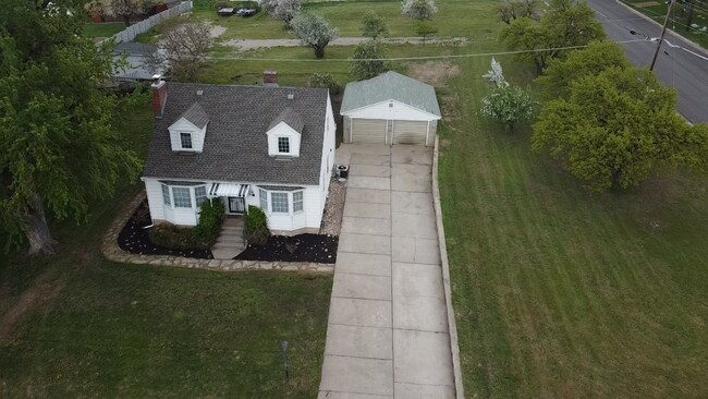 Building Photo - 3 bdrm 2 bath Home- Small Dog Friendly