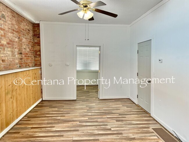 Foto del edificio - 2 bedroom on the main floor of a duplex on Main St!