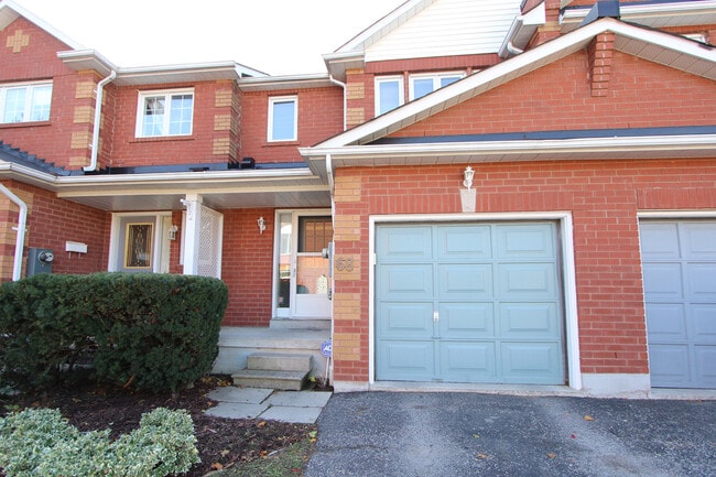 Photo du bâtiment - Superb 3-Bedroom Townhouse for Rent in Ajax